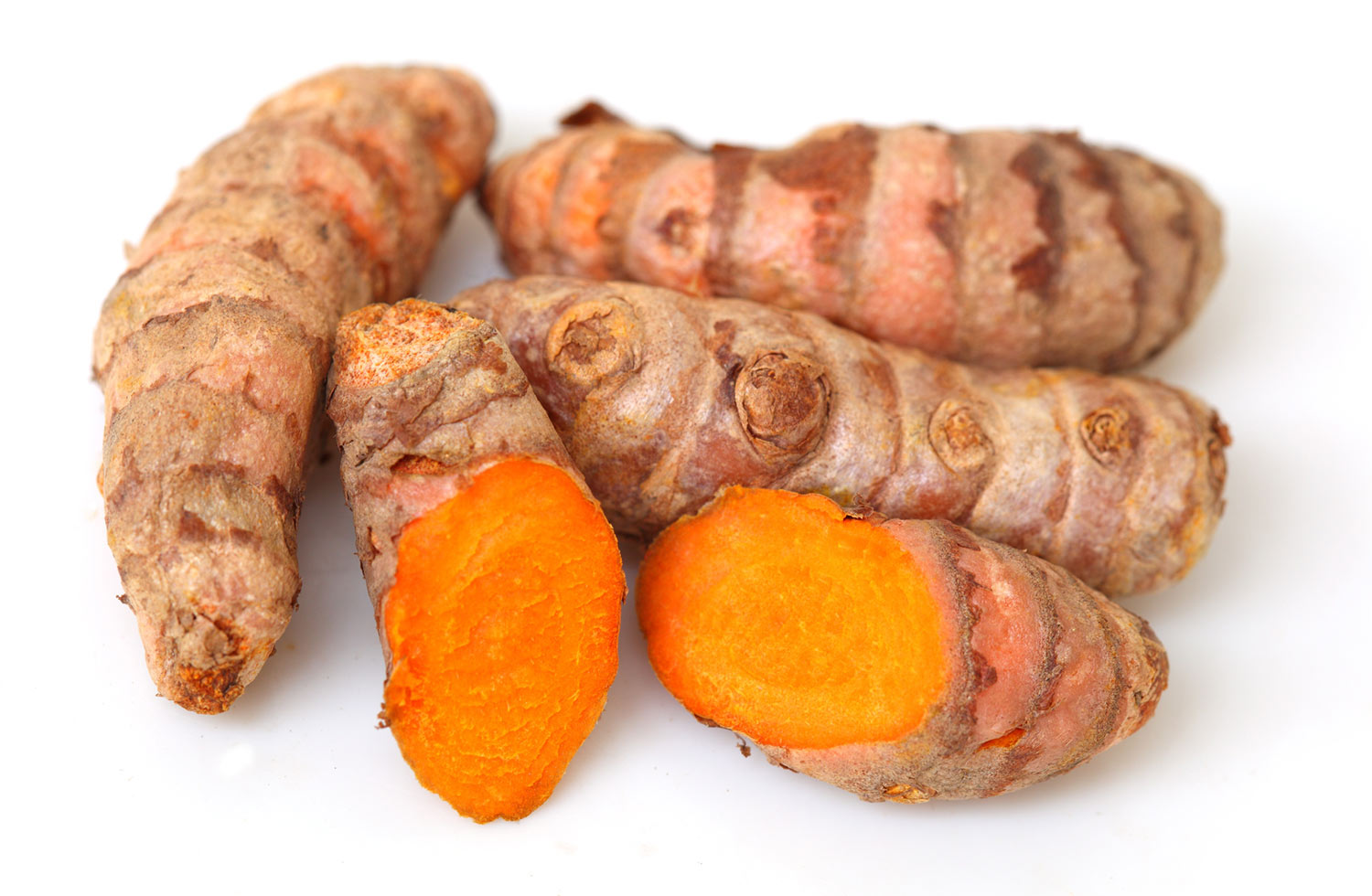 Radice di Curcuma – 500 g Radici di curcuma fresche con interno arancione, 500 g, su sfondo bianco.
