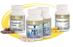 Quattro bottiglie di integratori: Rhodiola Rosea, ImmunPLUS, Quercetina, vari tipi di capsule, colori brillanti, mostrati frontalmente.