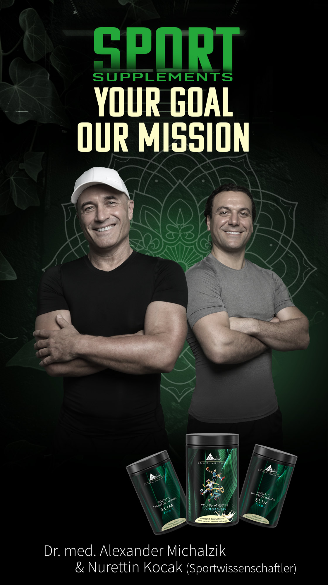 Supplementi Sportivi – Trasformazione Olistica Slim Due uomini in abbigliamento sportivo davanti a un muro verde, mostrano formulazioni in capsule e polvere in packaging nero-verde.