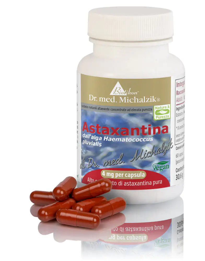Astaxantina 4 mg - Capsule Capsule di astaxantina, 60 pezzi, rosse, in bottiglia restitutiva con etichetta vegana, vista laterale.
