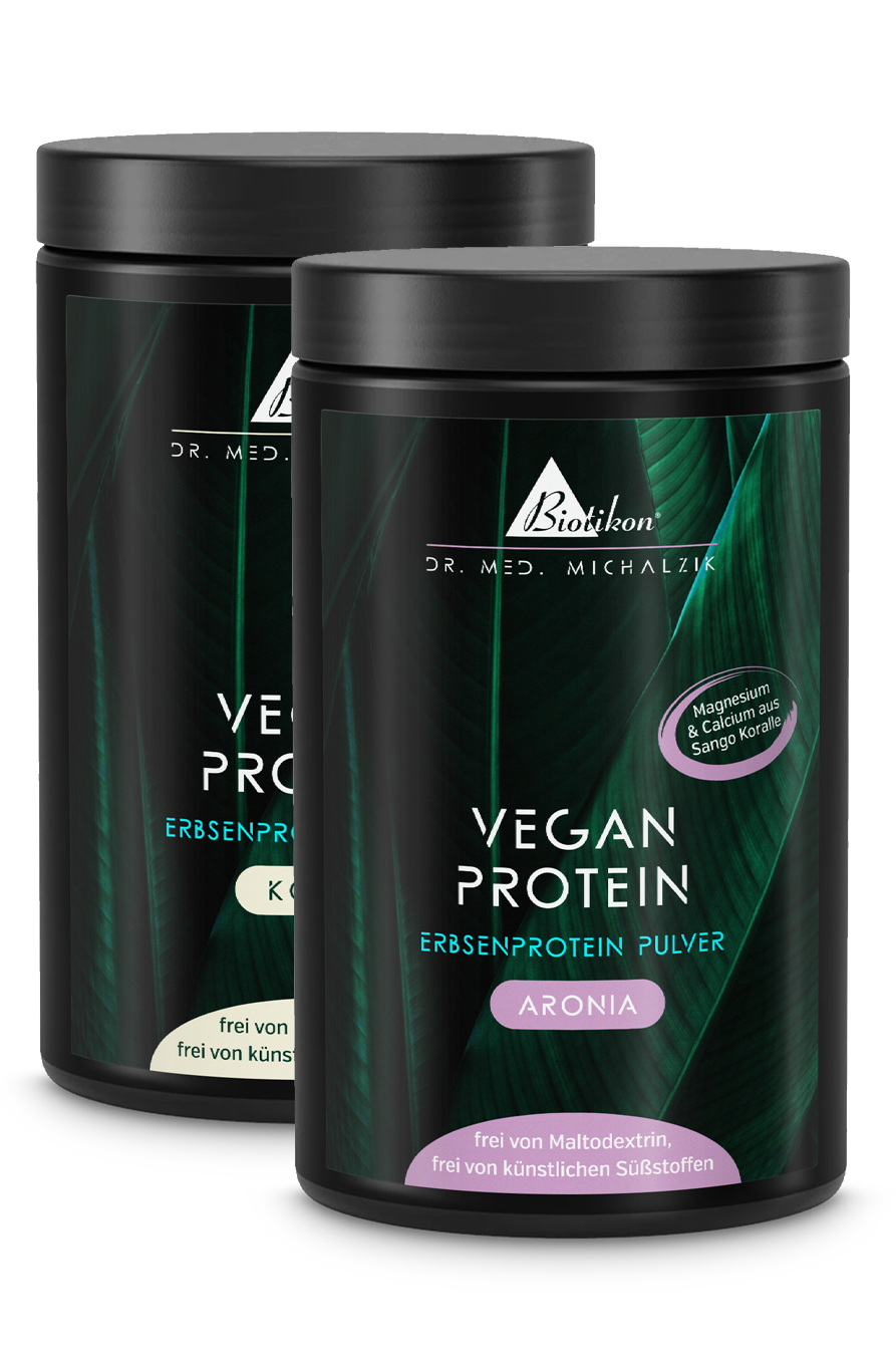 Due contenitori di polvere di proteine vegetali in bianco; uno con Aronia, l'altro al gusto cioccolato, 500 g.