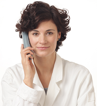 Collaborazione Medico-Paziente - Chiamata Telefonica Donna sorridente con capelli ricci in camice bianco al telefono, scatto in ritratto.