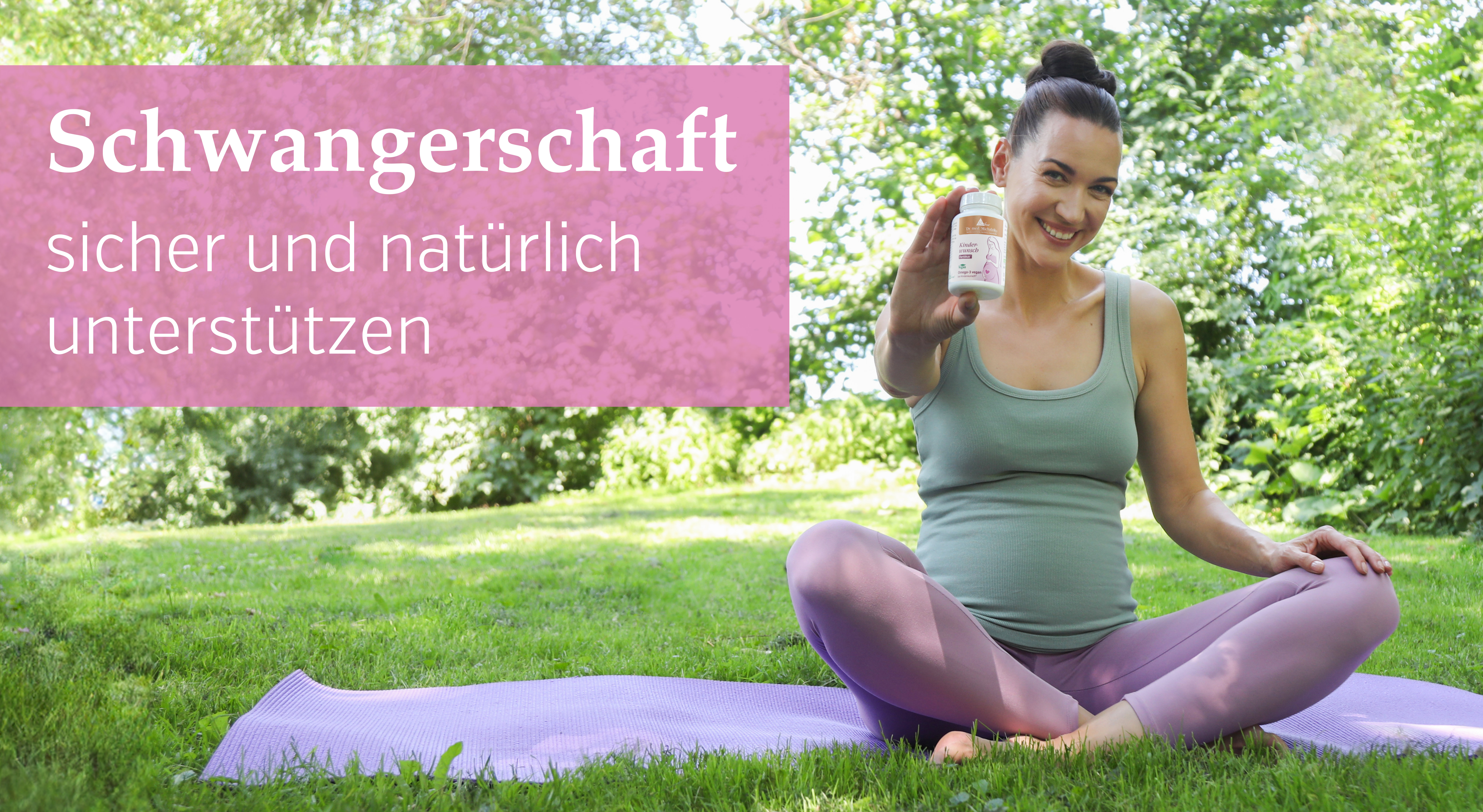 Nutrienti Vitali Prenatali – Capsule Donna incinta seduta su un tappetino da yoga che tiene una bottiglia di capsule in un ambiente verde.