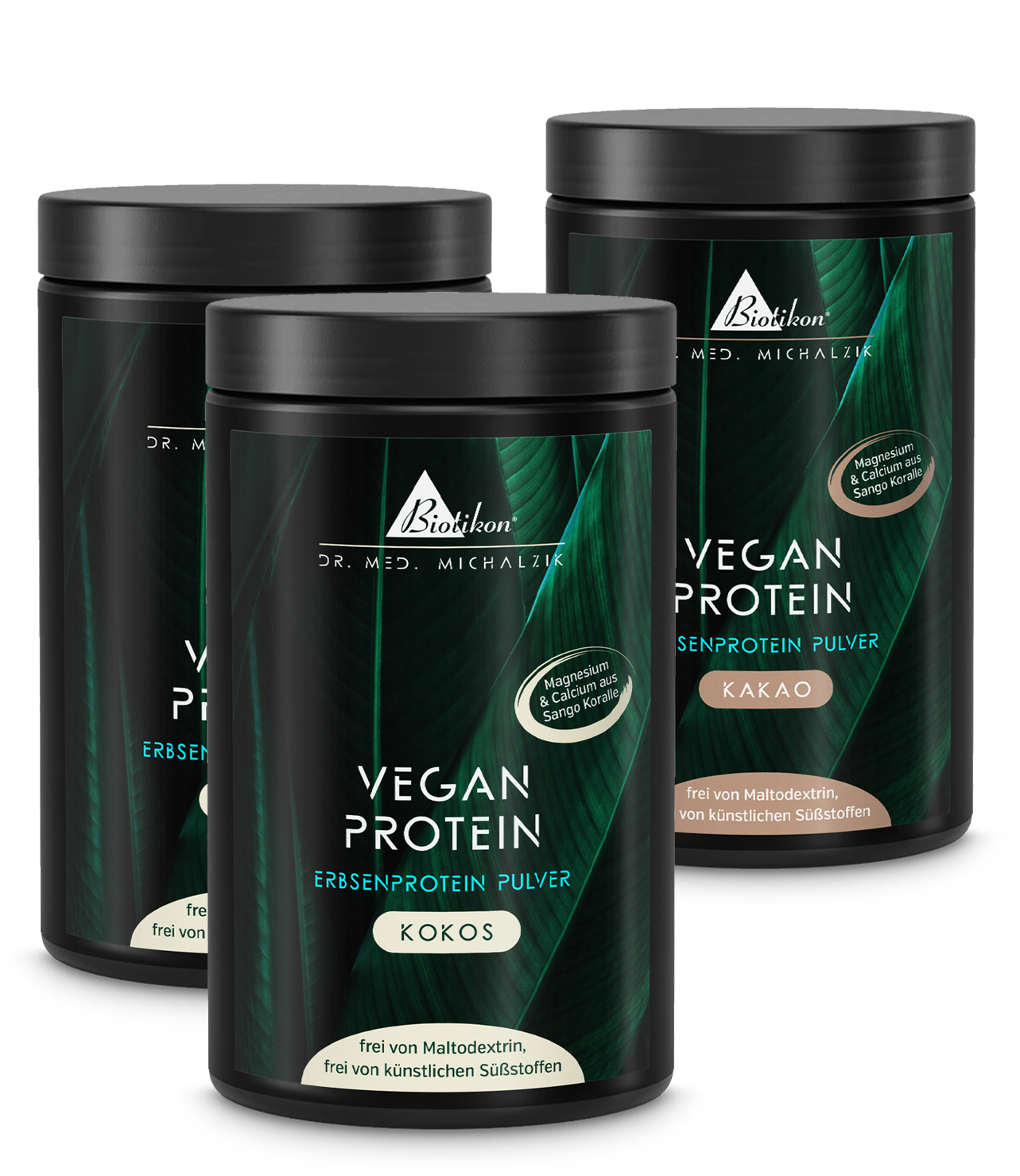 Tre barattoli di polvere di proteine vegetali in bianco, cocco e cacao, con un coperchio, su sfondo bianco.