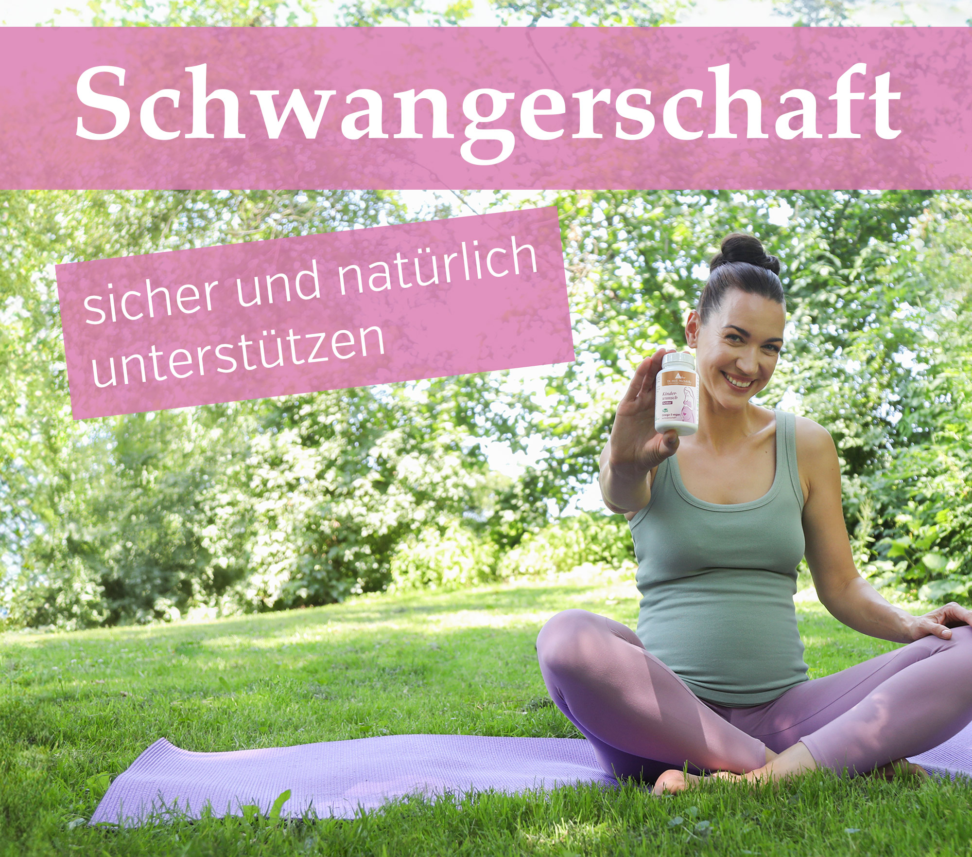 Supporto alla gravidanza – Integratori alimentari Donna incinta seduta su un tappeto da yoga che tiene una bottiglia di integratori alimentari.