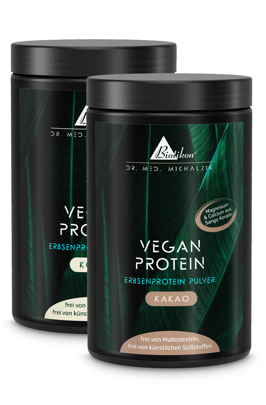 Due contenitori bianchi di polvere di proteine vegetali, uno al gusto cacao e l'altro neutro, ciascuno da 500 g.