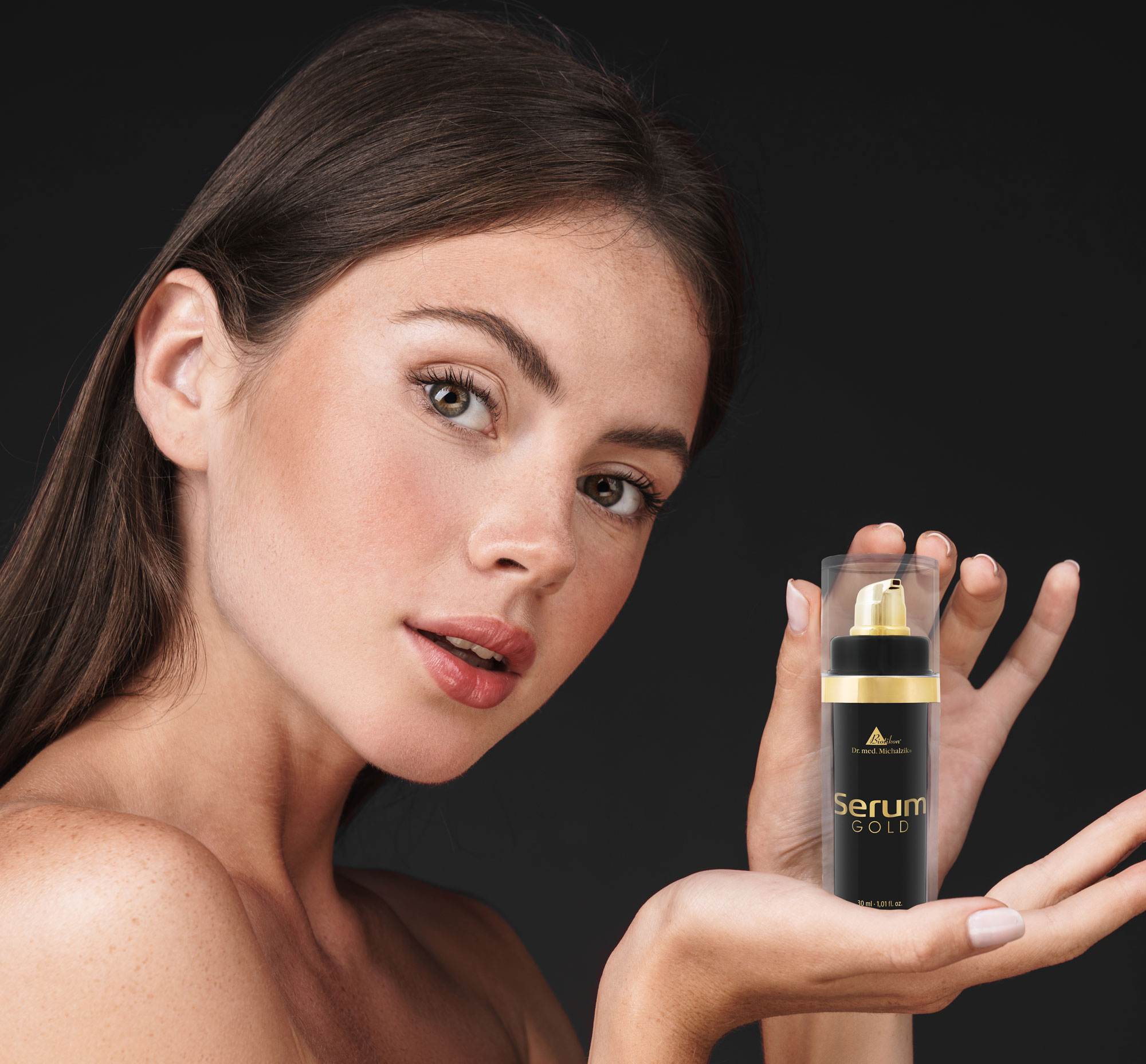 donna-con-bottiglia donna-con-bottiglia