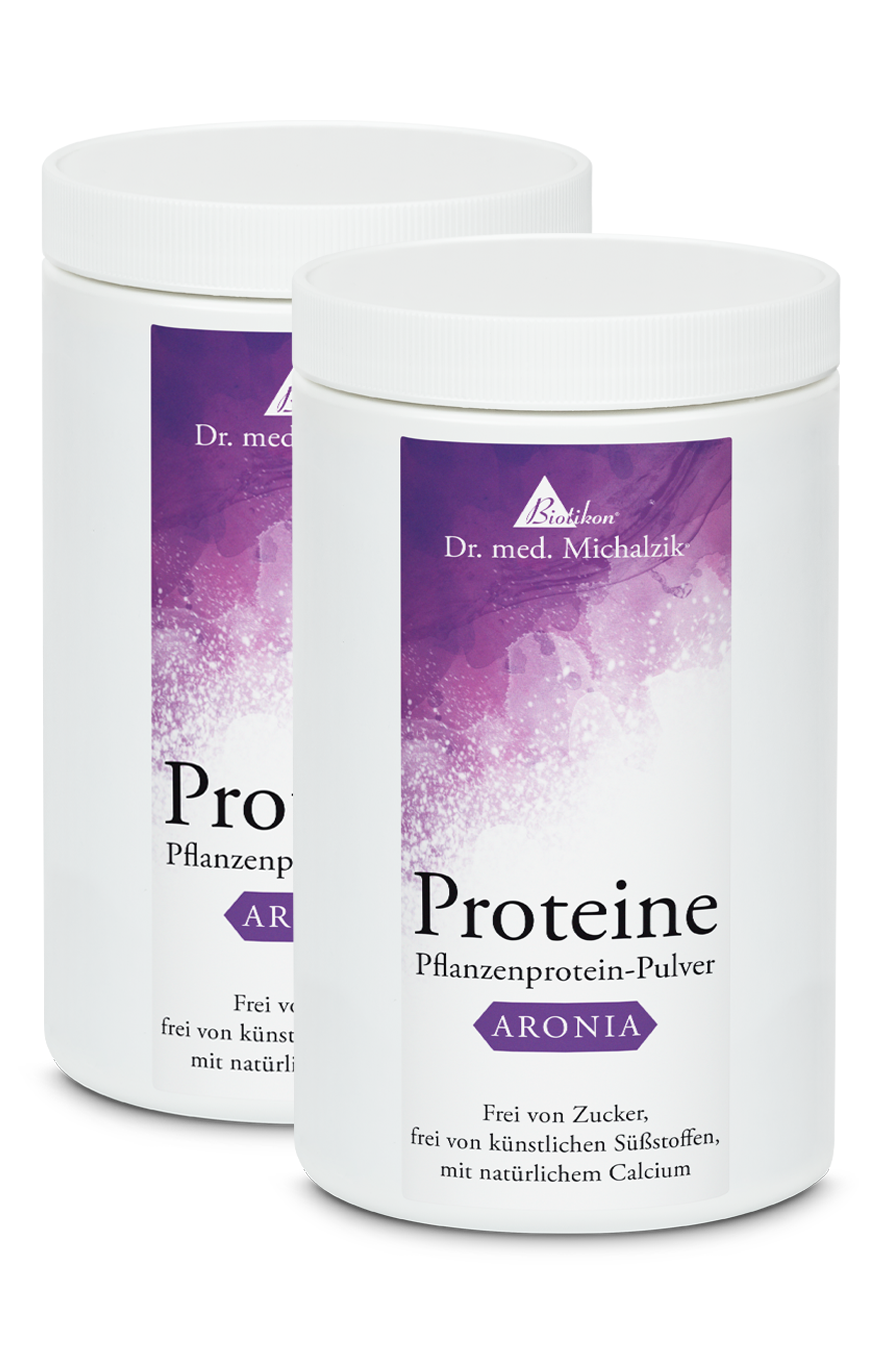 Polvere di Proteine Vegetali Aronia – 500 g Due contenitori di polvere di proteine vegetali bianche con etichetta viola, 500 g.