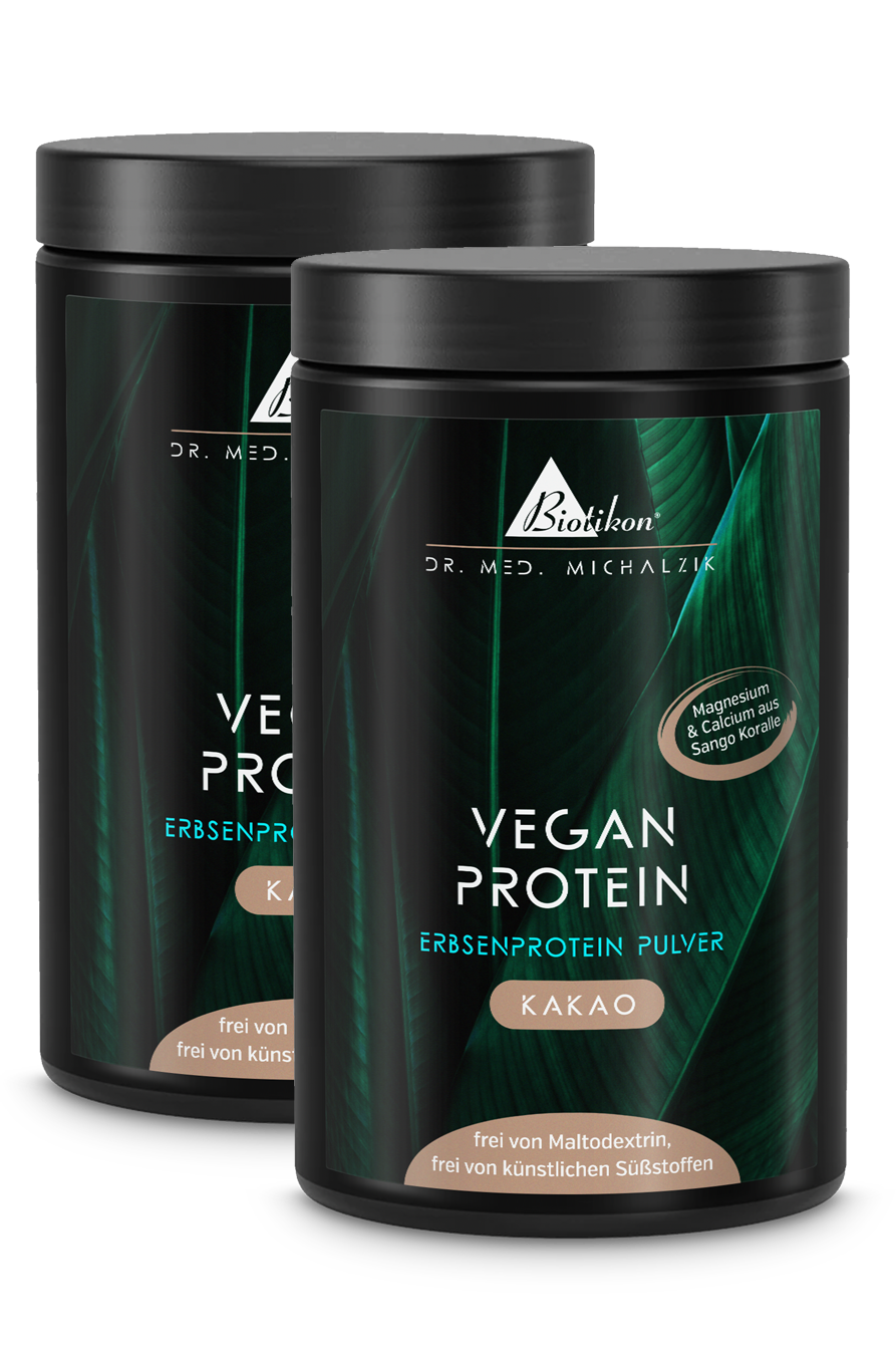 Due contenitori bianchi di polvere di proteine vegetali cacao, 500 g, su sfondo bianco.